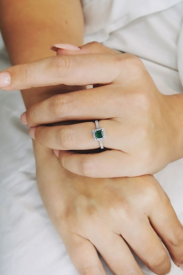 14 Ayar 0,18 Ct G Rengi Pırlanta Taşlı , 0,69 Ct Zümrüt Taşlı Pırlanta Yüzük 14