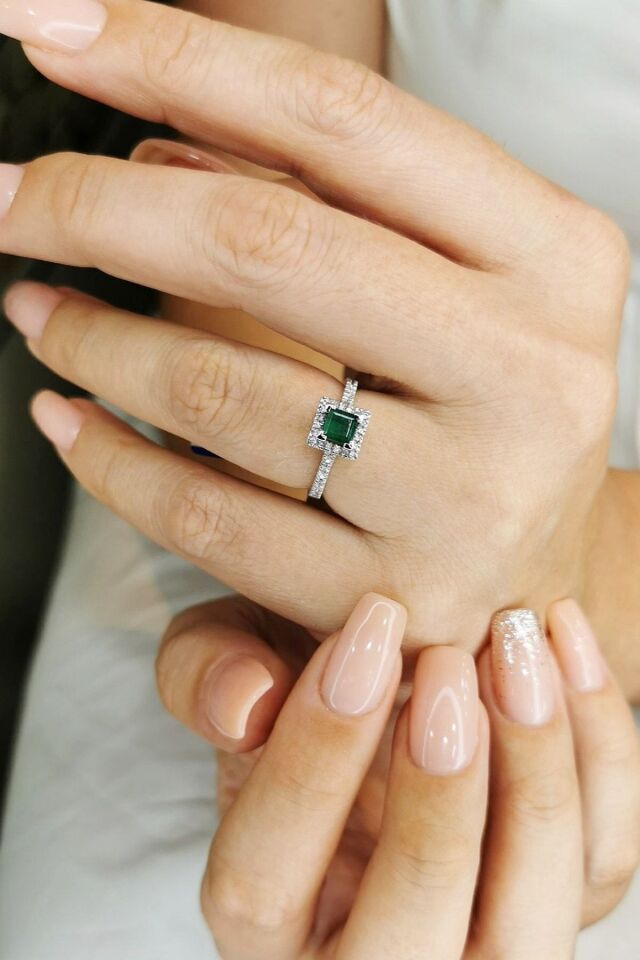 14 Ayar 0,18 Ct G Rengi Pırlanta Taşlı , 0,69 Ct Zümrüt Taşlı Pırlanta Yüzük 17