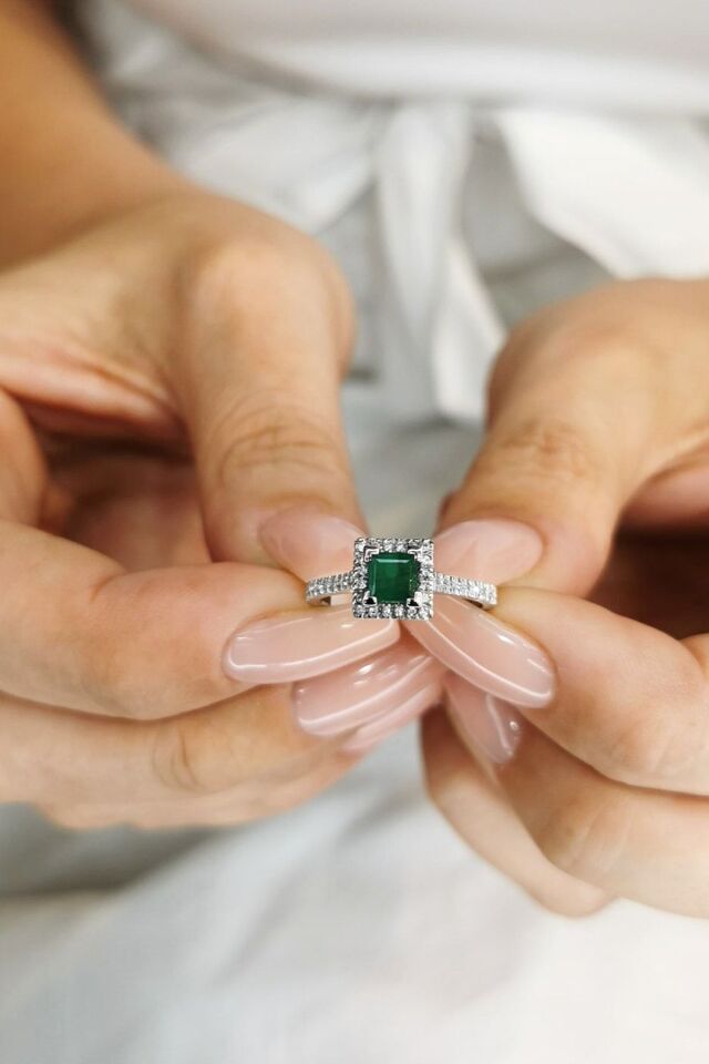 14 Ayar 0,18 Ct G Rengi Pırlanta Taşlı , 0,69 Ct Zümrüt Taşlı Pırlanta Yüzük 19