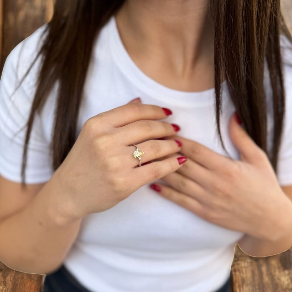 14 AYAR 1,92 CT SARI SAFİR FANCY TAŞLI VE 0,04 CT PIRLANTA TAŞLI BEYAZ ALTIN YÜZÜK