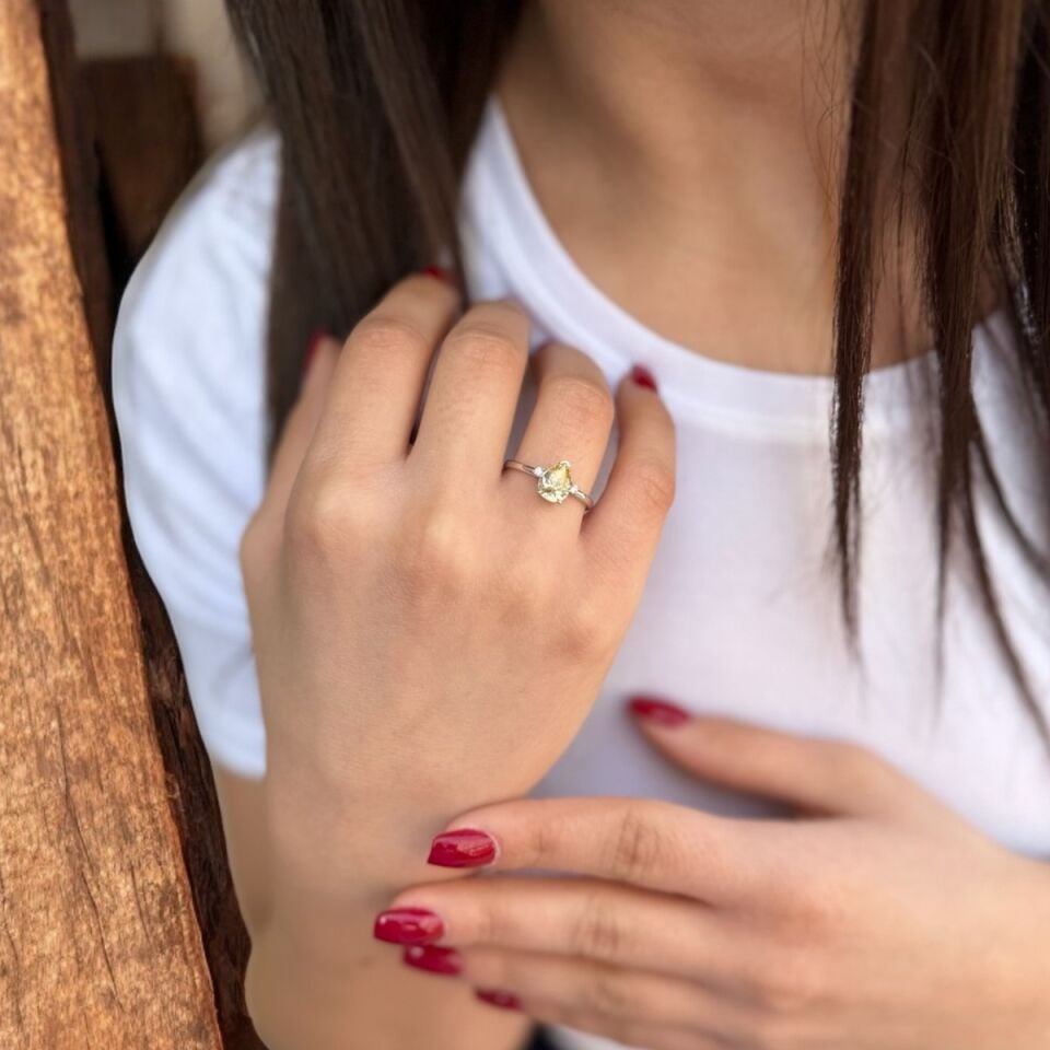 14 AYAR 1,92 CT SARI SAFİR FANCY TAŞLI VE 0,04 CT PIRLANTA TAŞLI BEYAZ ALTIN YÜZÜK