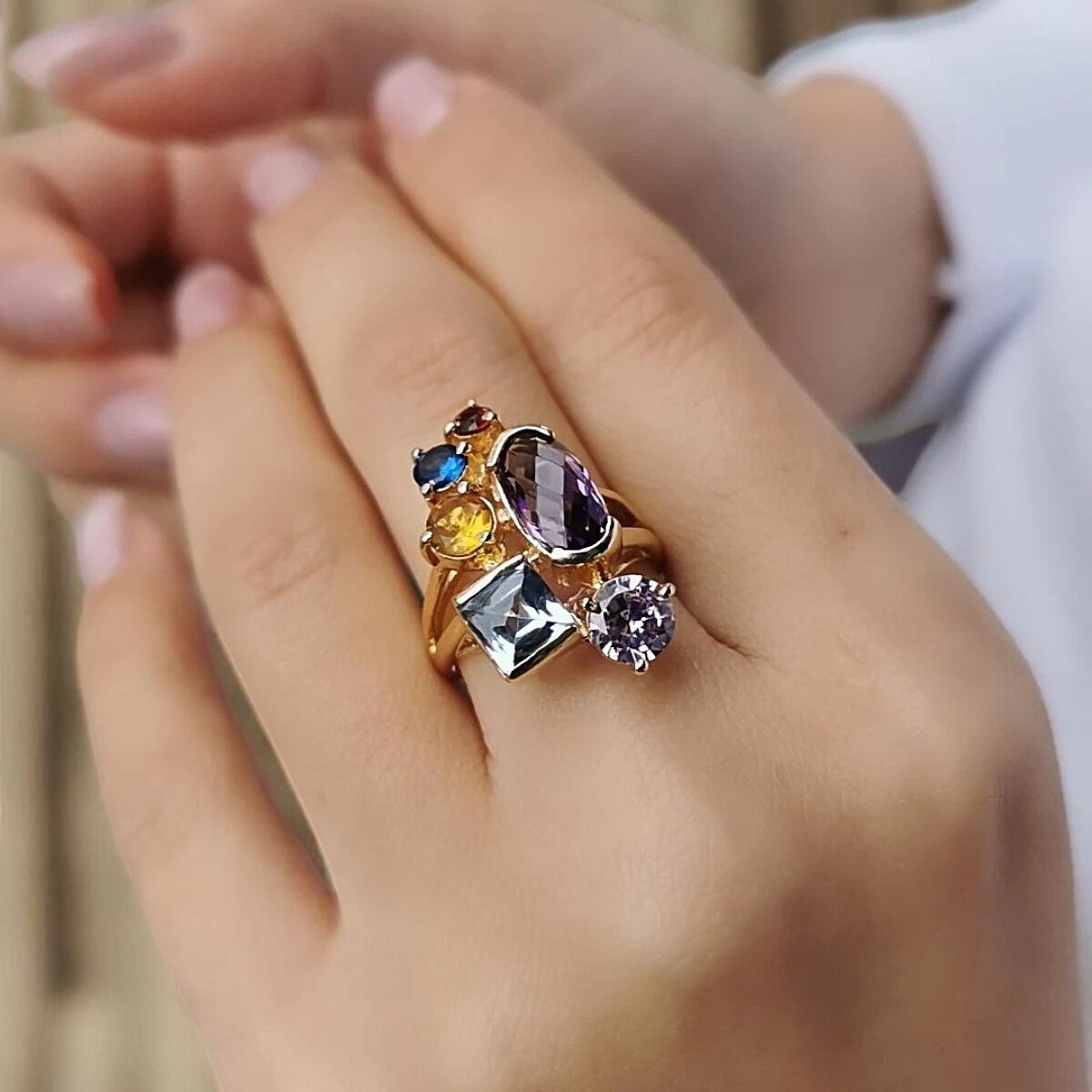 14 AYAR RENKLİ KRİSTAL TAŞLARDAN OLUŞAN İTALYAN TASARIM ALTIN YÜZÜK