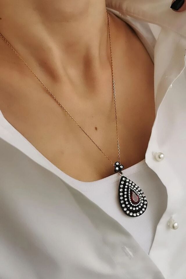 Elmas Görünümlü Özel Tasarım Damla Model Altın Kolye