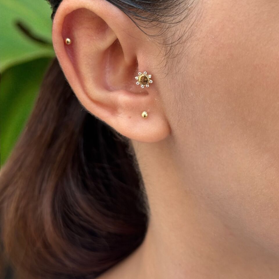 14 AYAR GÜLEN GÜNEŞ TRAGUS HELİX KÜPE