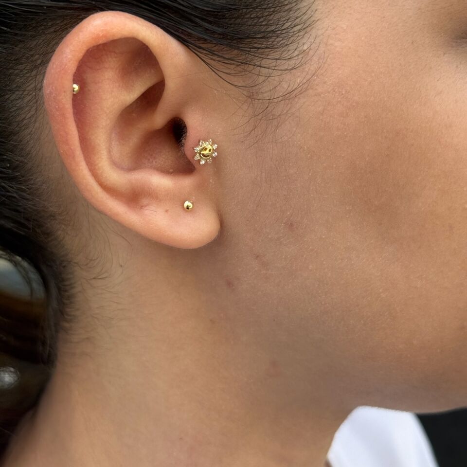 14 AYAR GÜLEN GÜNEŞ TRAGUS HELİX KÜPE