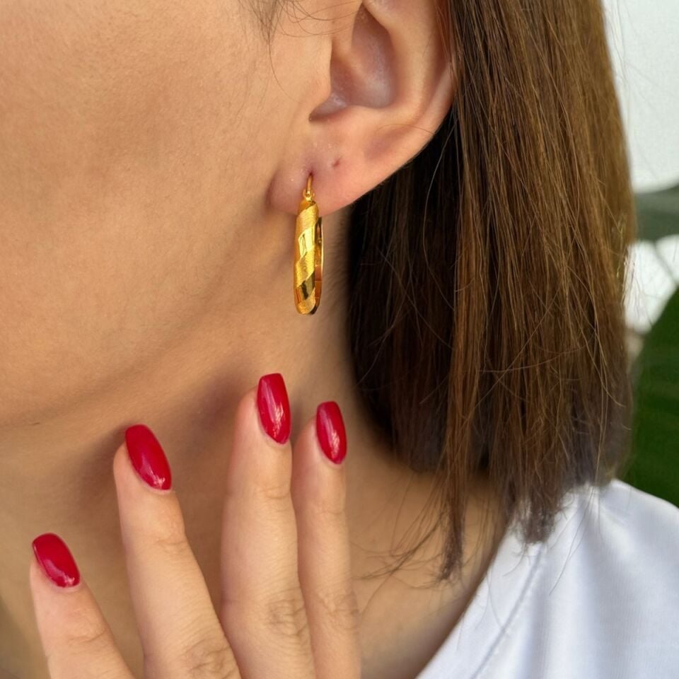 22 AYAR ÜZERİ ÇİZGİ DESENLİ HALKA KÜPE