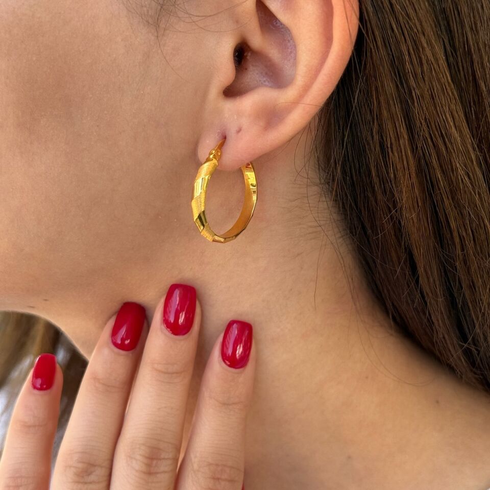 22 AYAR ÜZERİ ÇİZGİ DESENLİ HALKA KÜPE