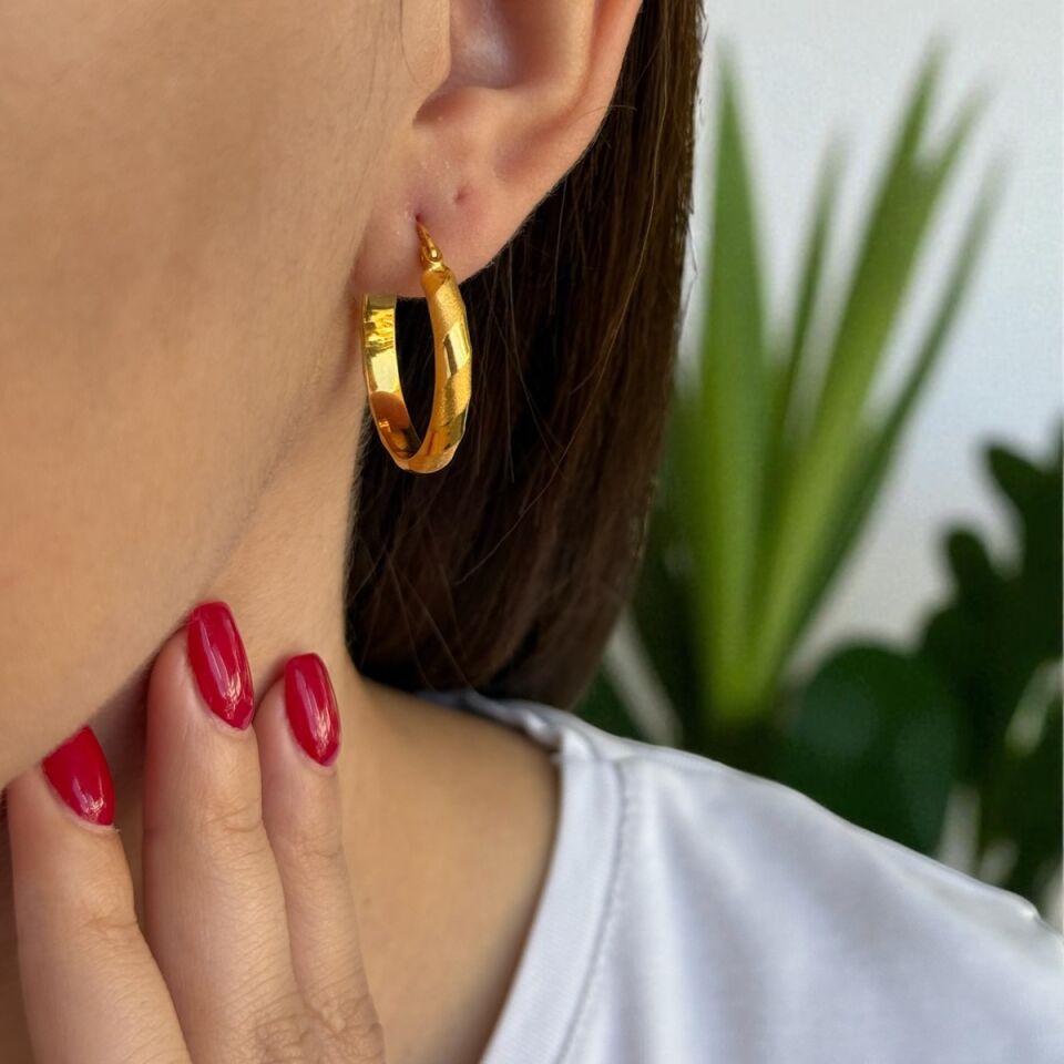 22 AYAR ÜZERİ ÇİZGİ DESENLİ HALKA KÜPE