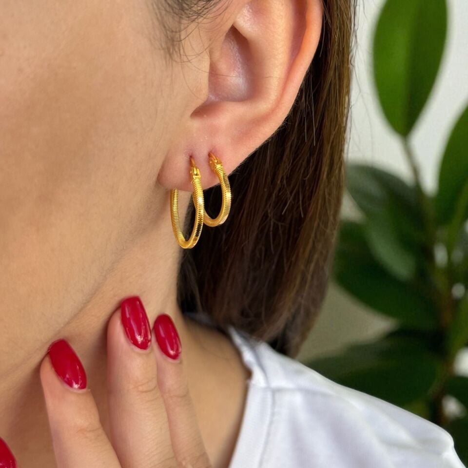 22 AYAR ÜZERİ PARLAK HALKA ALTIN KÜPE KOMBİNİ