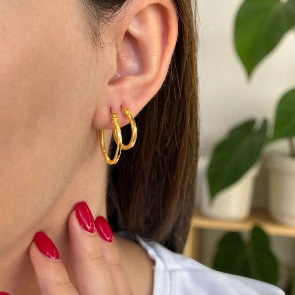 22 AYAR ÜZERİ PARLAK HALKA ALTIN KÜPE KOMBİNİ