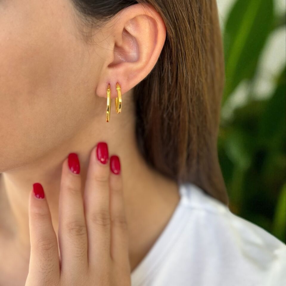 22 AYAR ÜZERİ PARLAK HALKA ALTIN KÜPE KOMBİNİ