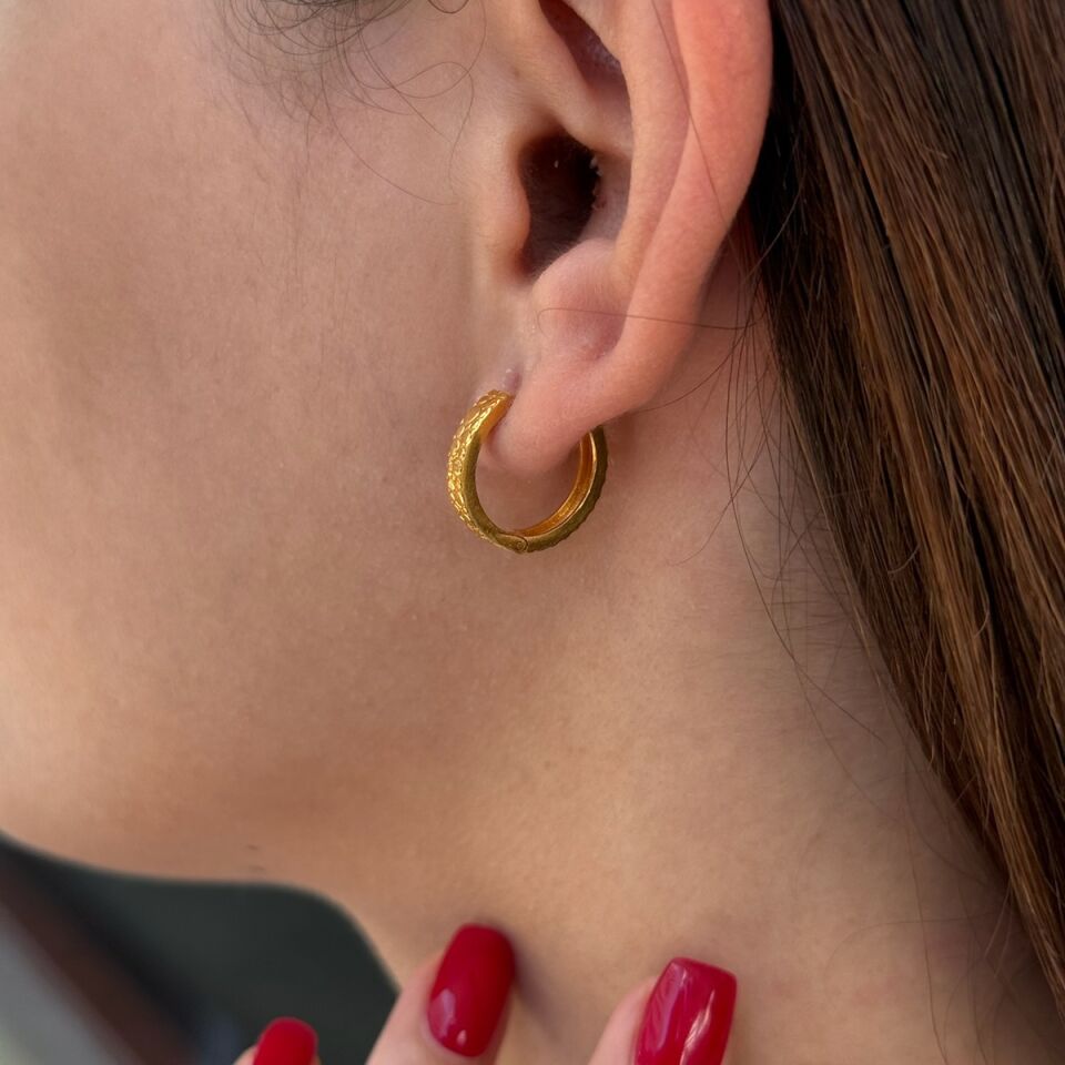 22 AYAR ÜZERİ DERİ DESENLİ TASARIM HALKA KÜPE