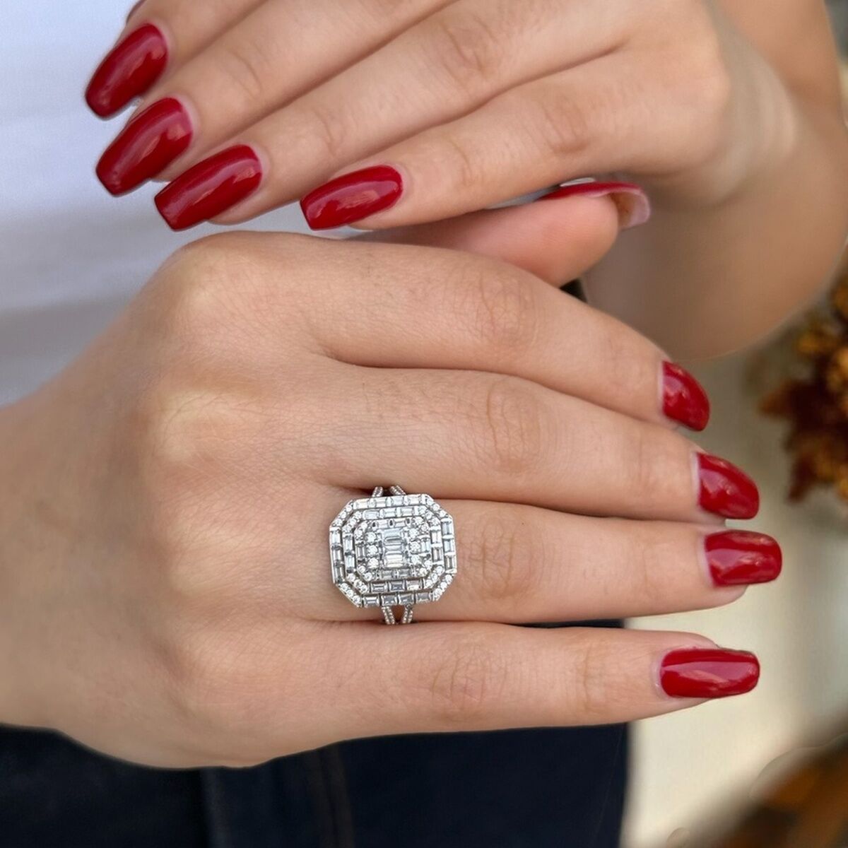 14 Ayar Pırlanta Görünümlü Baget Taşlı Beyaz Altın Yüzük