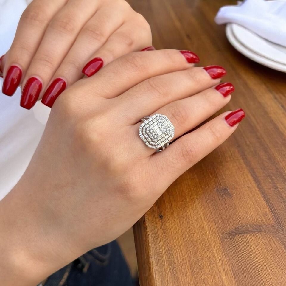 14 Ayar Pırlanta Görünümlü Baget Taşlı Beyaz Altın Yüzük