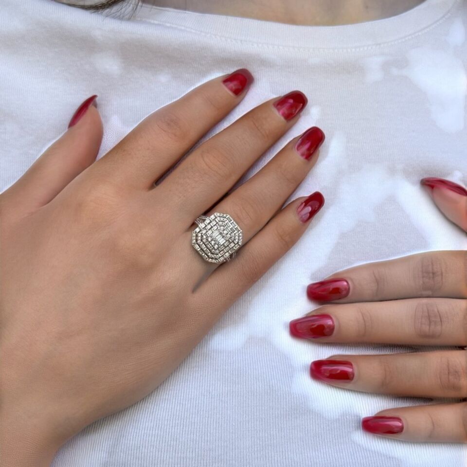 14 Ayar Pırlanta Görünümlü Baget Taşlı Beyaz Altın Yüzük