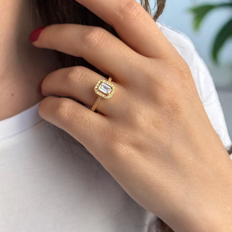 22 AYAR BAGET TAŞLI ALTIN YÜZÜK