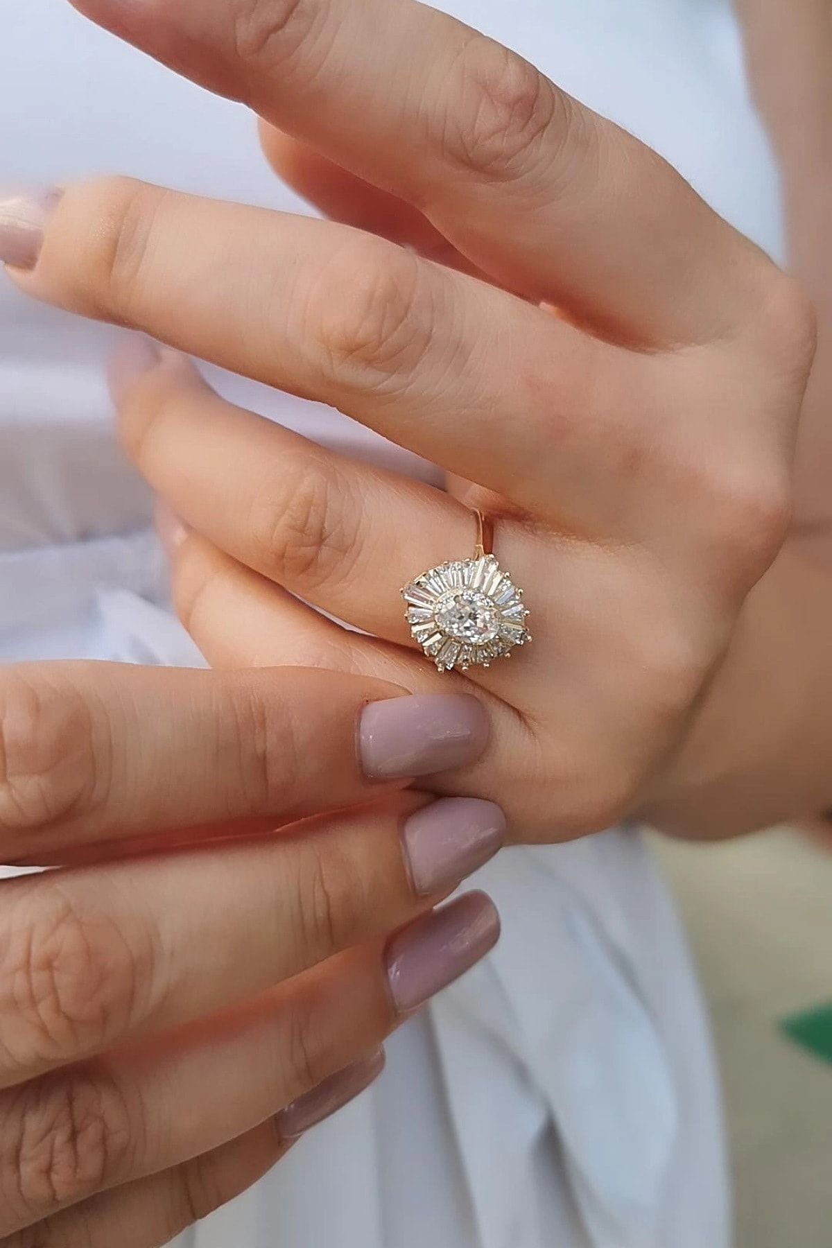 14 Ayar Baget Taşlı Tasarım Oval Tektaş Yüzük