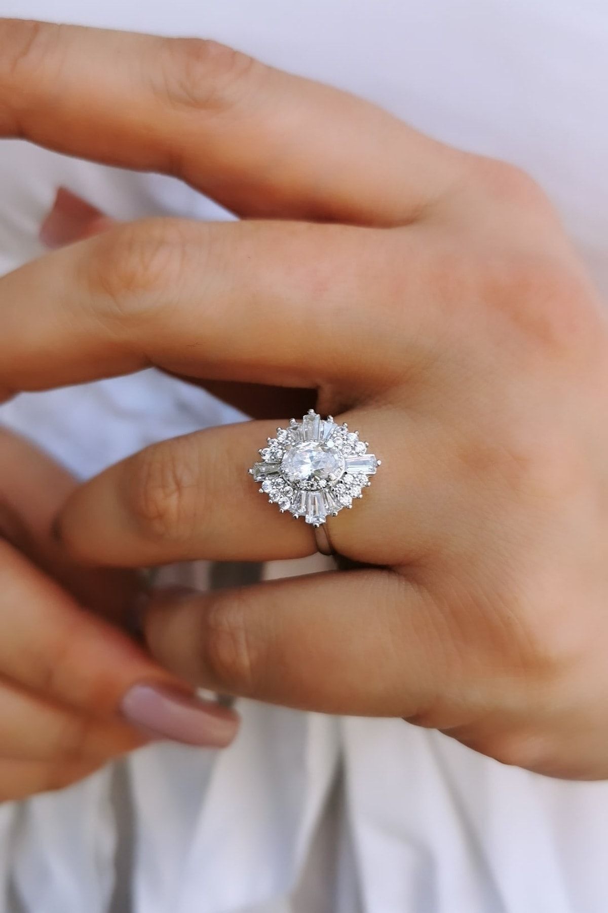 14 Ayar Baget Taşlı Tasarım Oval Tektaş Yüzük