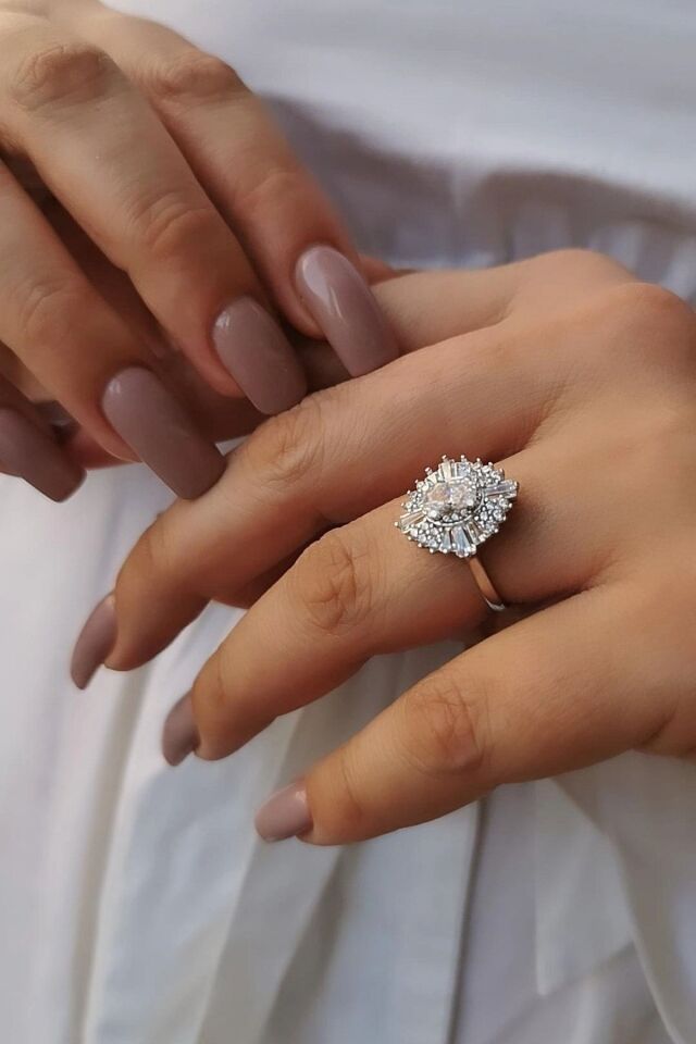 14 Ayar Baget Taşlı Tasarım Oval Tektaş Yüzük