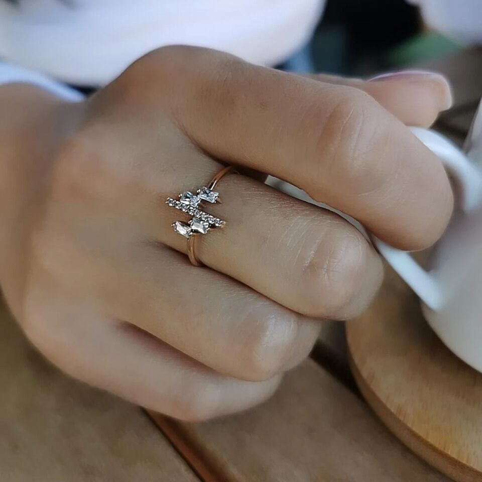 14 Ayar Baget Taşlı Zikzak Yüzük