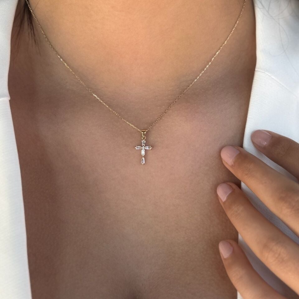 14 AYAR BAGET TAŞLI HAÇ KOLYE