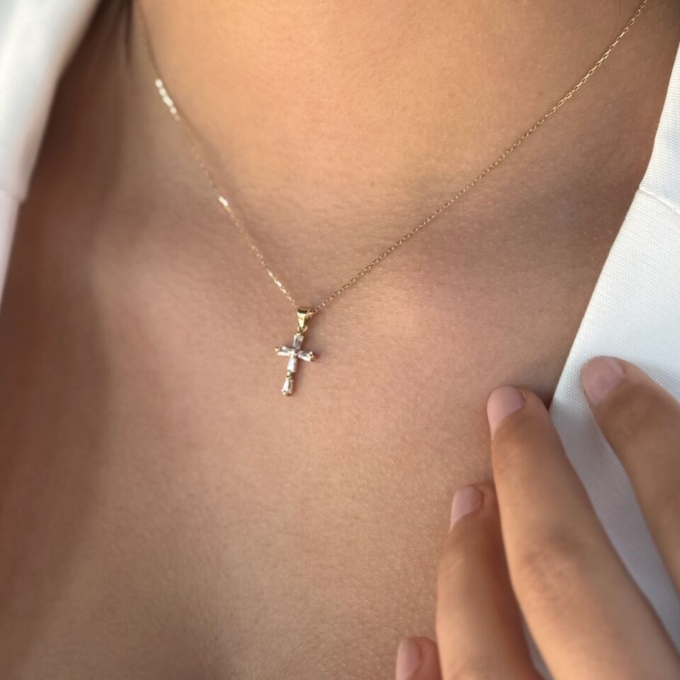 14 AYAR BAGET TAŞLI HAÇ KOLYE