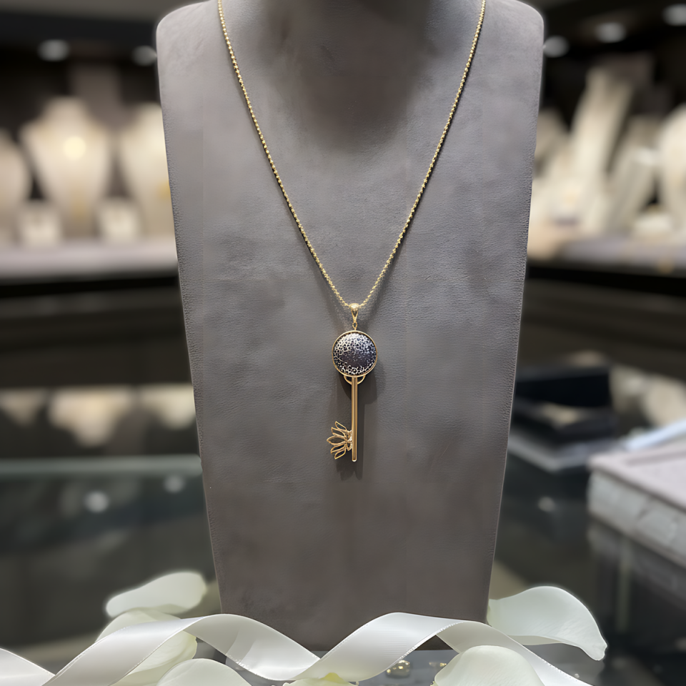 14 AYAR ÖZEL TASARIM YAŞAMÇİÇEĞİ VE LOTUS FİGÜRLÜ ANAHTAR KOLYE UCU VE TOPTOP ZİNCİR