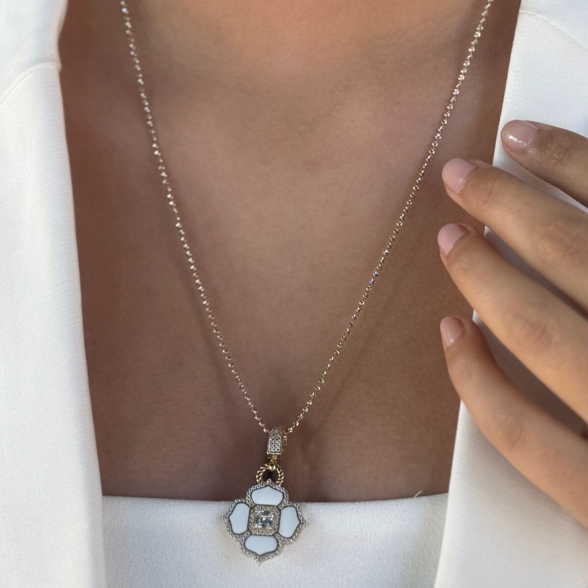 14 AYAR İTALYAN PARLAK ZİNCİRLİ BEYAZ MİNELİ ÇİÇEK MODELİ KOLYE UÇLU ALTIN KOLYE