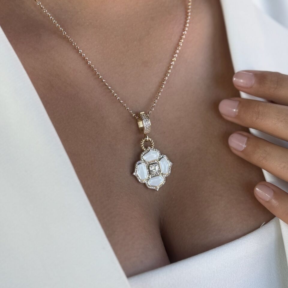 14 AYAR İTALYAN PARLAK ZİNCİRLİ BEYAZ MİNELİ ÇİÇEK MODELİ KOLYE UÇLU ALTIN KOLYE