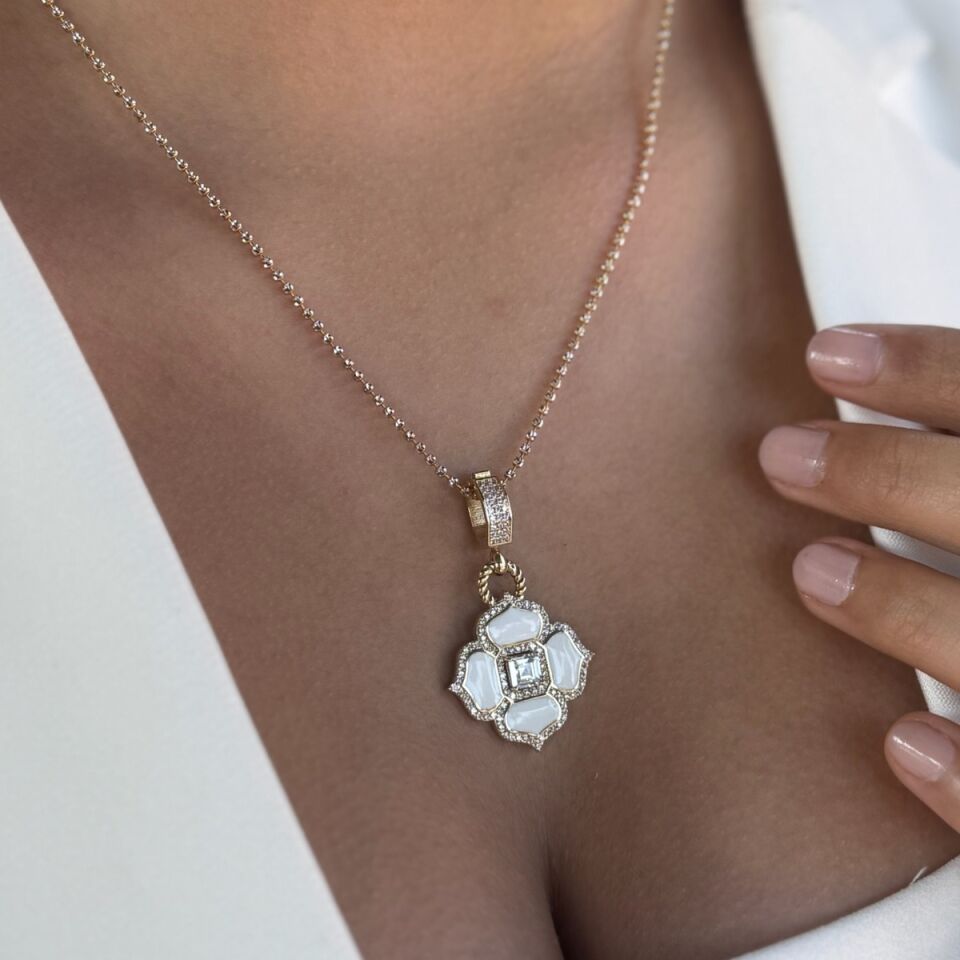 14 AYAR İTALYAN PARLAK ZİNCİRLİ BEYAZ MİNELİ ÇİÇEK MODELİ KOLYE UÇLU ALTIN KOLYE