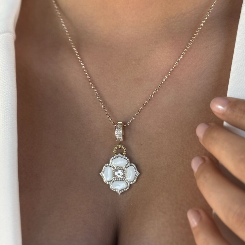 14 AYAR İTALYAN PARLAK ZİNCİRLİ BEYAZ MİNELİ ÇİÇEK MODELİ KOLYE UÇLU ALTIN KOLYE