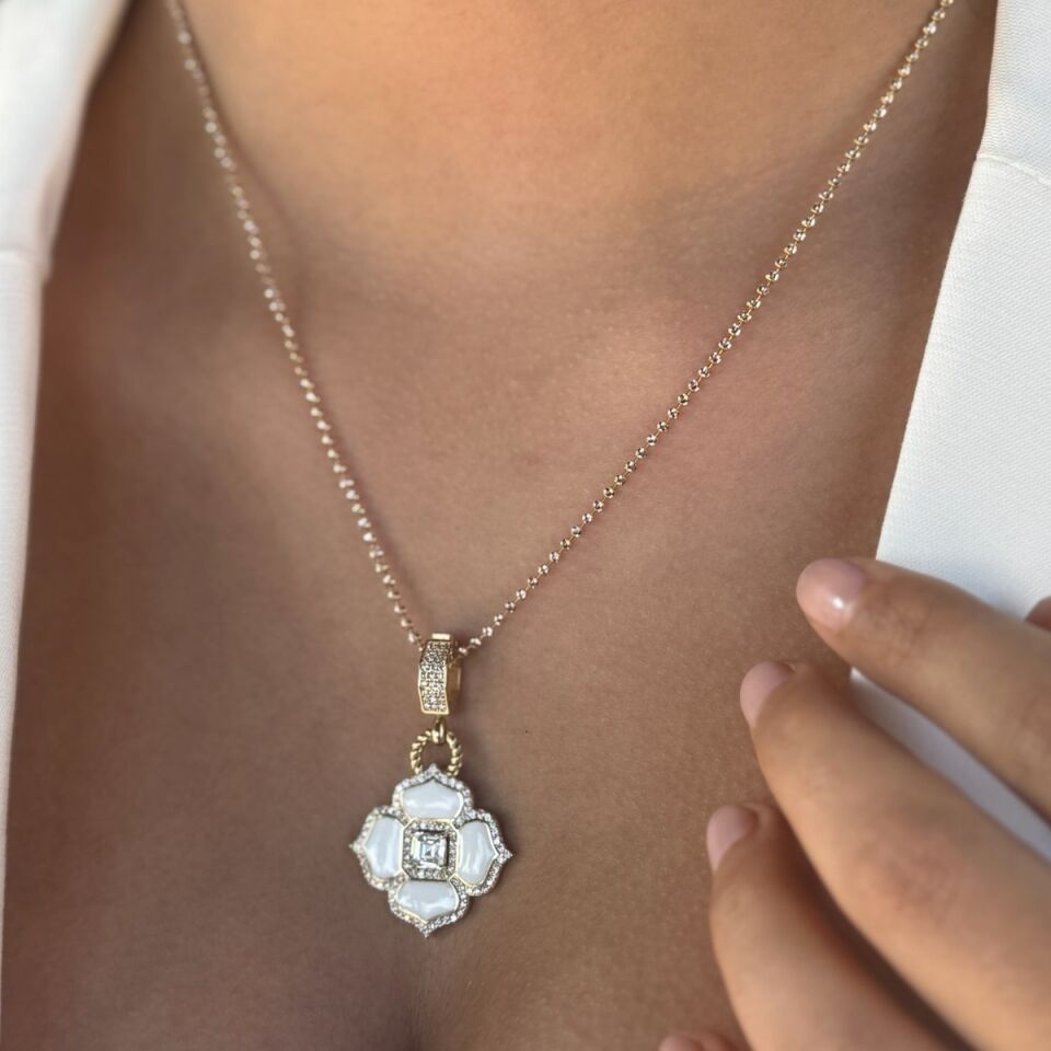 14 AYAR İTALYAN PARLAK ZİNCİRLİ BEYAZ MİNELİ ÇİÇEK MODELİ KOLYE UÇLU ALTIN KOLYE