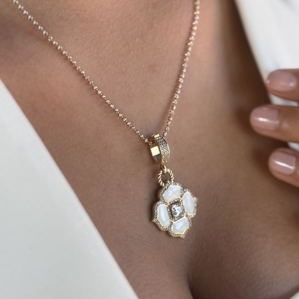 14 AYAR İTALYAN PARLAK ZİNCİRLİ BEYAZ MİNELİ ÇİÇEK MODELİ KOLYE UÇLU ALTIN KOLYE