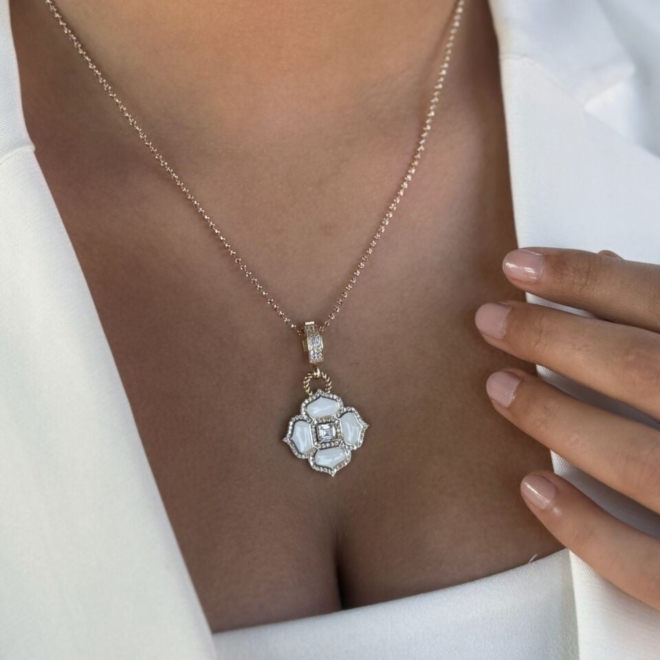 14 AYAR İTALYAN PARLAK ZİNCİRLİ BEYAZ MİNELİ ÇİÇEK MODELİ KOLYE UÇLU ALTIN KOLYE