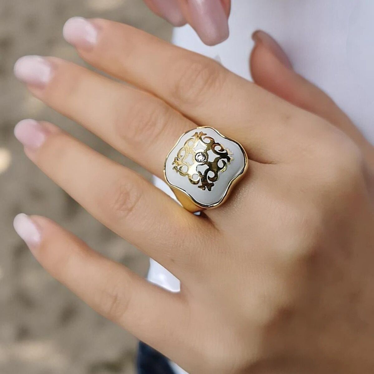 14 Ayar Beyaz Mineli El Işi Tasarım Altın Yüzük