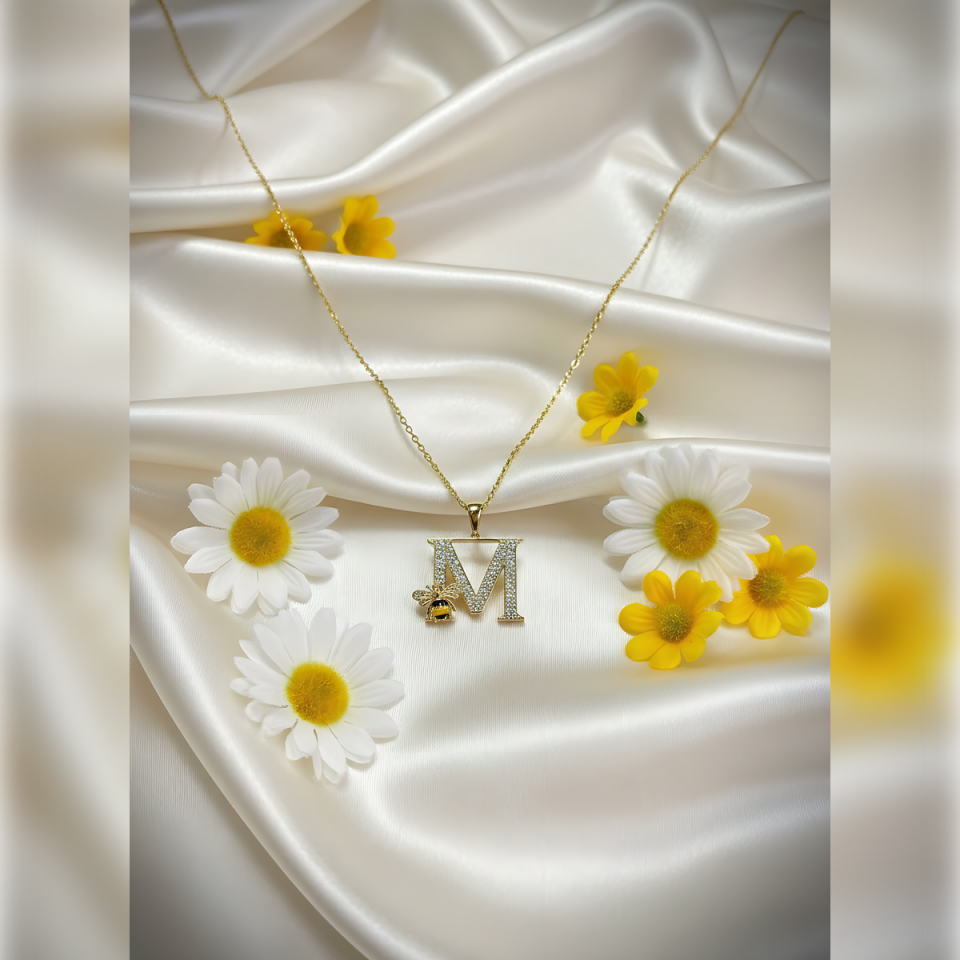 14 AYAR ÖZEL TASARIM ARILI M HARFİ ALTIN KOLYE