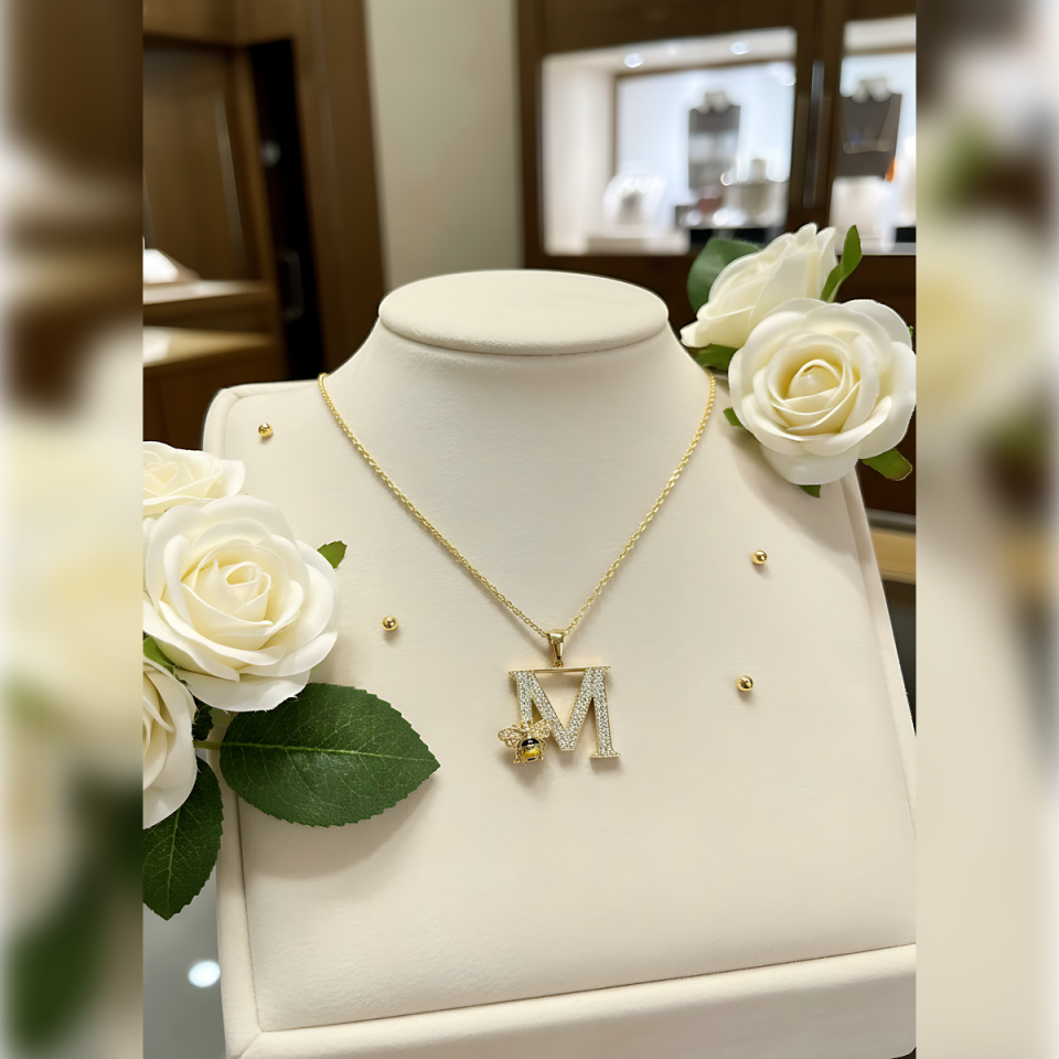 14 AYAR ÖZEL TASARIM ARILI M HARFİ ALTIN KOLYE