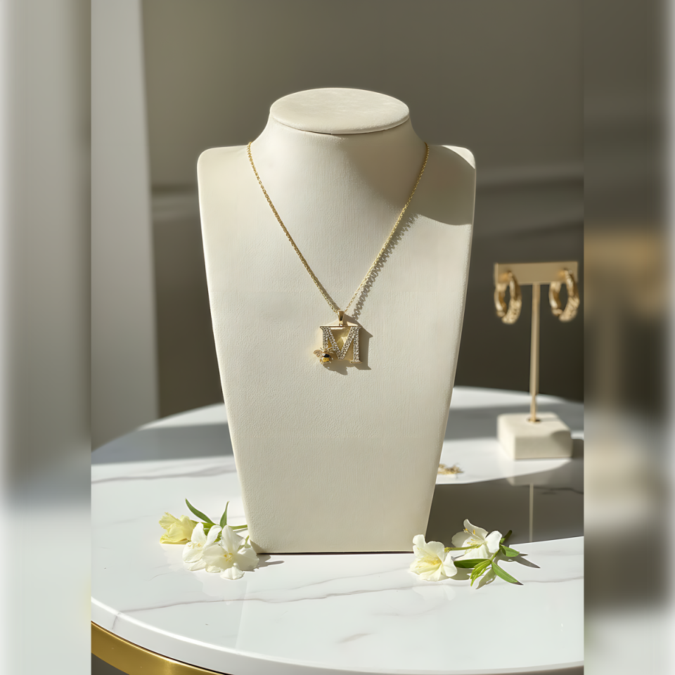 14 AYAR ÖZEL TASARIM ARILI M HARFİ ALTIN KOLYE