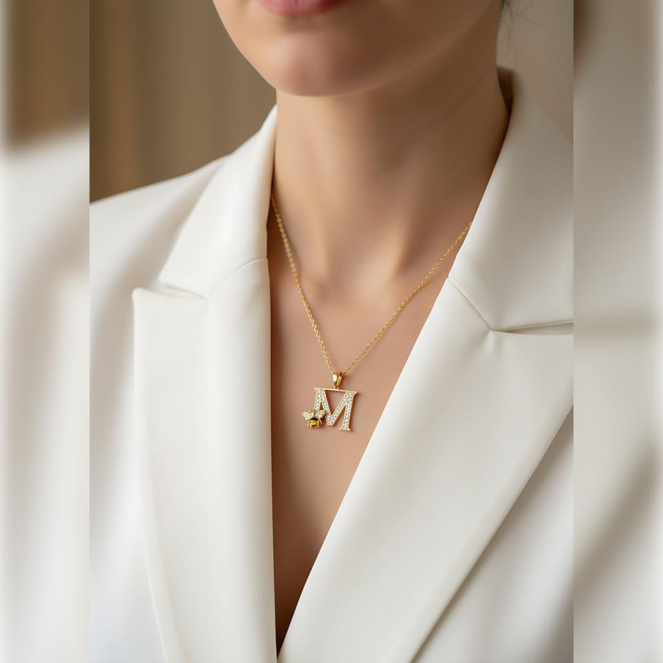 14 AYAR ÖZEL TASARIM ARILI M HARFİ ALTIN KOLYE