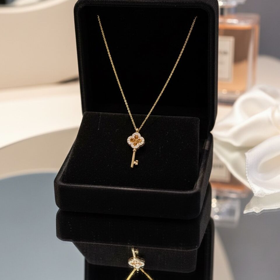 22 AYAR YONCA FİGÜRLÜ ANAHTAR KOLYE