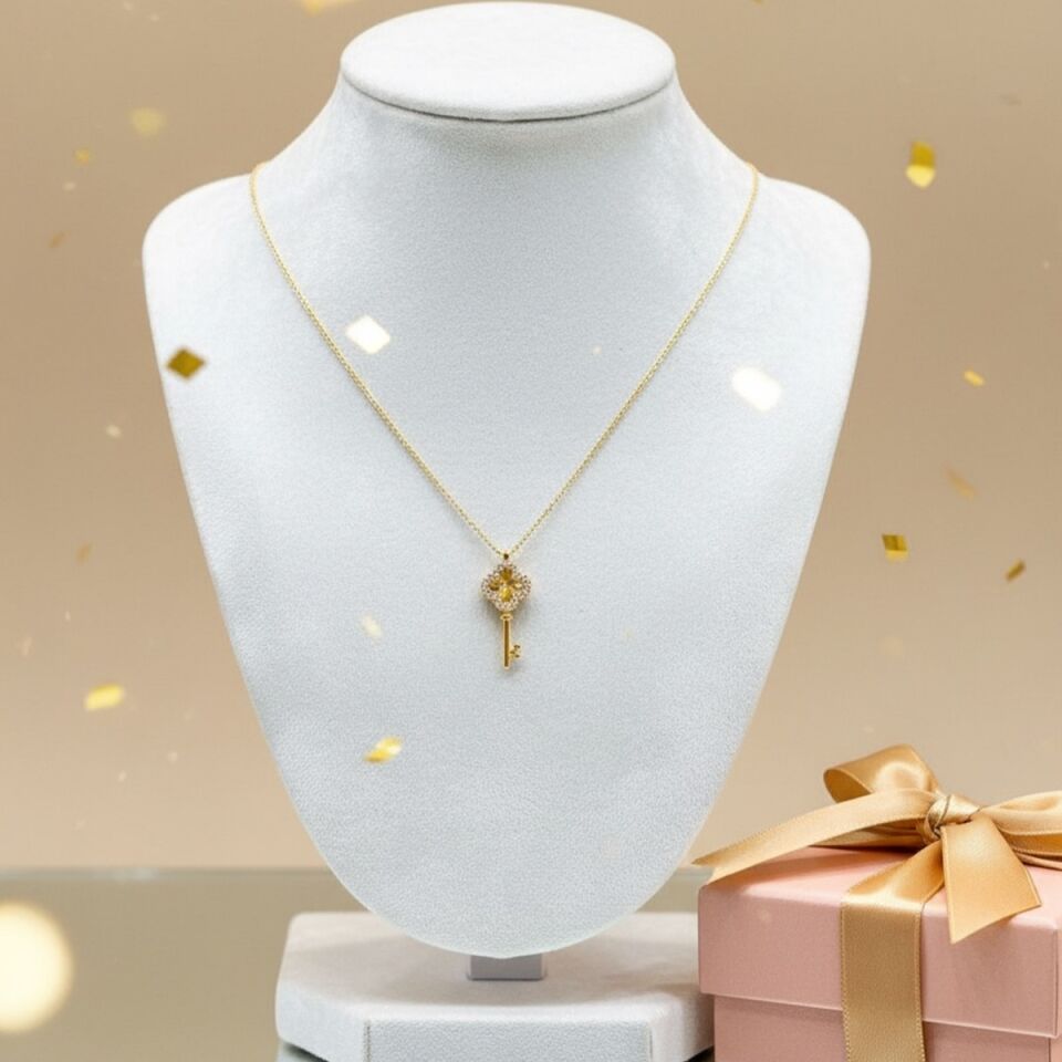 22 AYAR YONCA FİGÜRLÜ ANAHTAR KOLYE