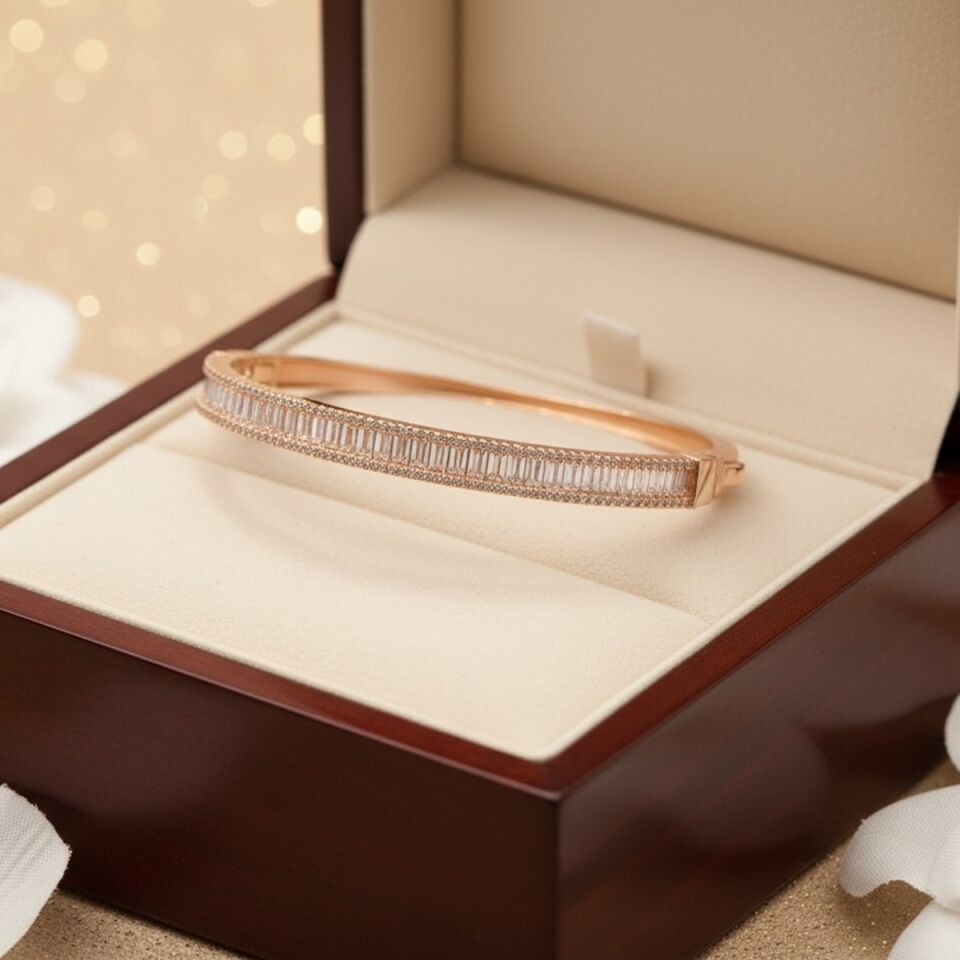 925 AYAR PIRLANTA GÖRÜNÜMLÜ BAGET TAŞLI ROSE RENGİ KELEPÇE BİLEZİK