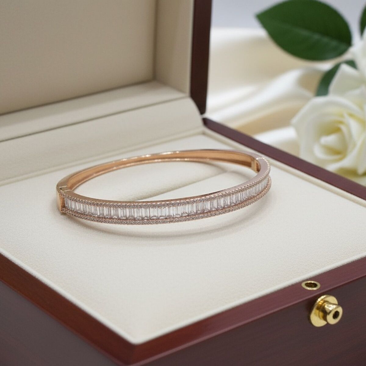 925 AYAR PIRLANTA GÖRÜNÜMLÜ BAGET TAŞLI ROSE RENGİ KELEPÇE BİLEZİK