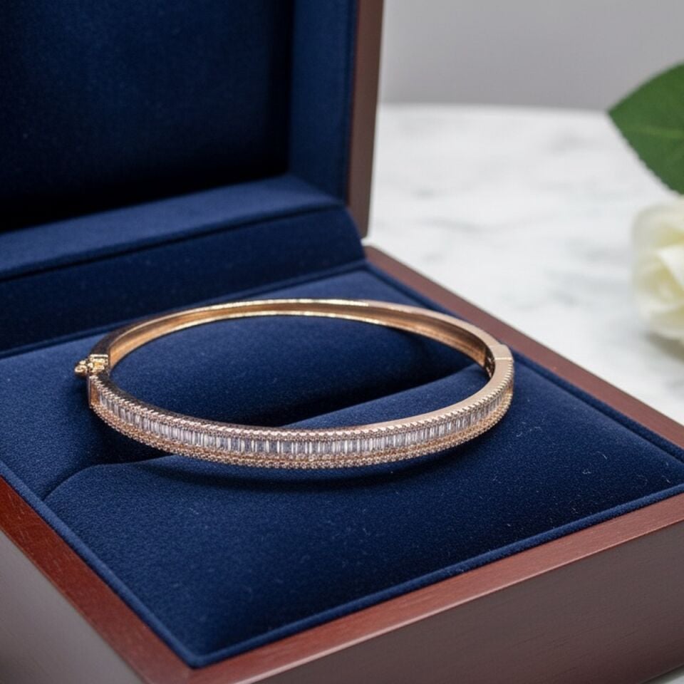 925 AYAR PIRLANTA GÖRÜNÜMLÜ BAGET TAŞLI ROSE RENGİ KELEPÇE BİLEZİK