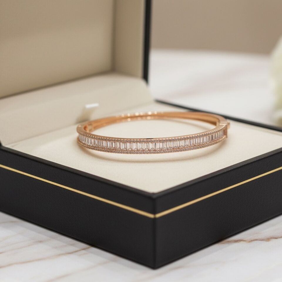 925 AYAR PIRLANTA GÖRÜNÜMLÜ BAGET TAŞLI ROSE RENGİ KELEPÇE BİLEZİK