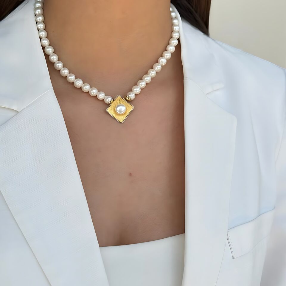 14 Ayar Tasarım Kare Model 22 Ayar Renginde Incili Altın Kolye