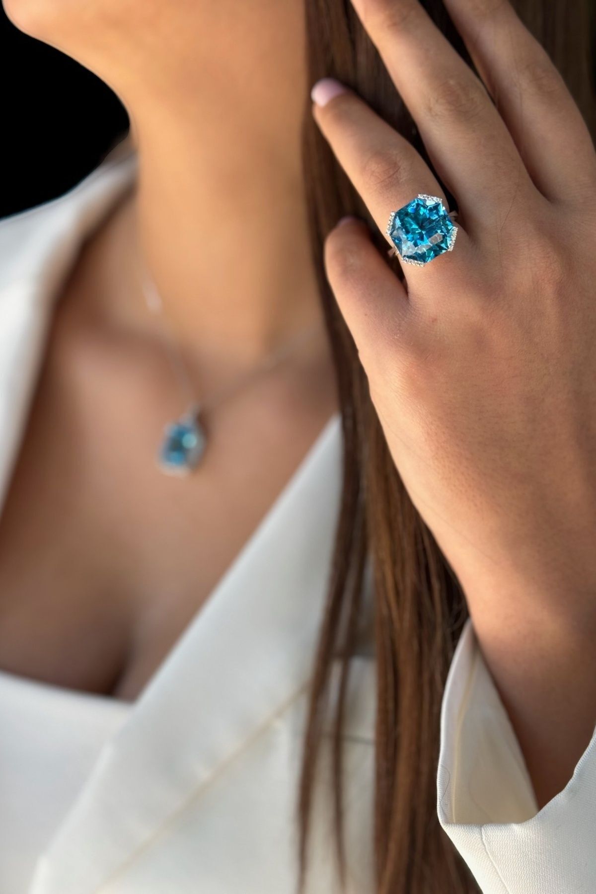 14 Ayar 15,48 Ct Blue Topaz H Rengi Pırlanta Taşlı Beyaz Altın Pırlanta Yüzük