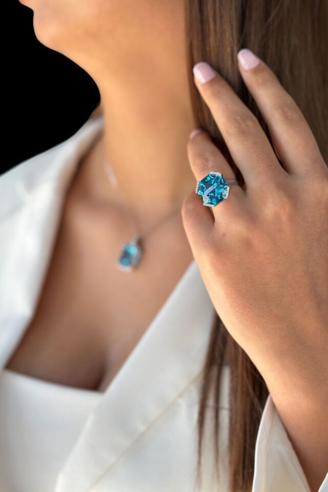 14 Ayar 15,48 Ct Blue Topaz H Rengi Pırlanta Taşlı Beyaz Altın Pırlanta Yüzük