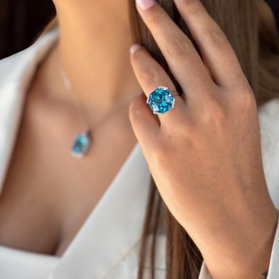 14 Ayar 15,48 Ct Blue Topaz H Rengi Pırlanta Taşlı Beyaz Altın Pırlanta Yüzük