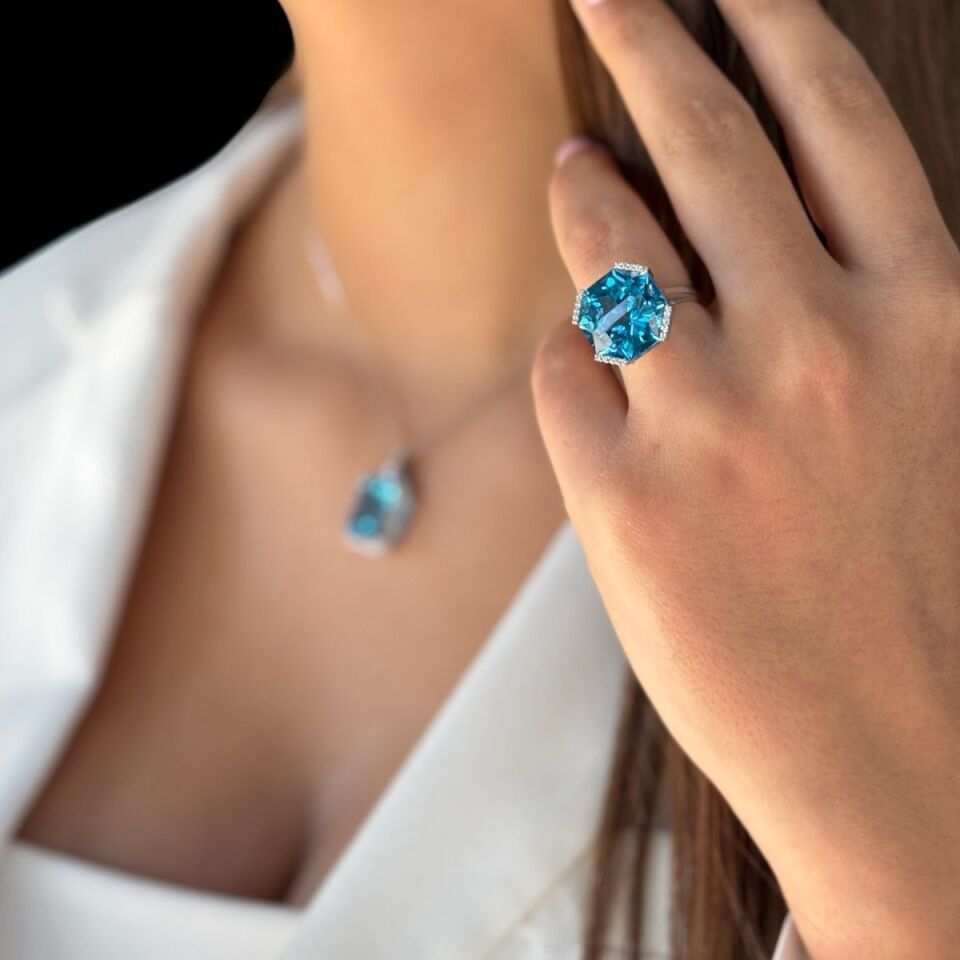 14 Ayar 15,48 Ct Blue Topaz H Rengi Pırlanta Taşlı Beyaz Altın Pırlanta Yüzük